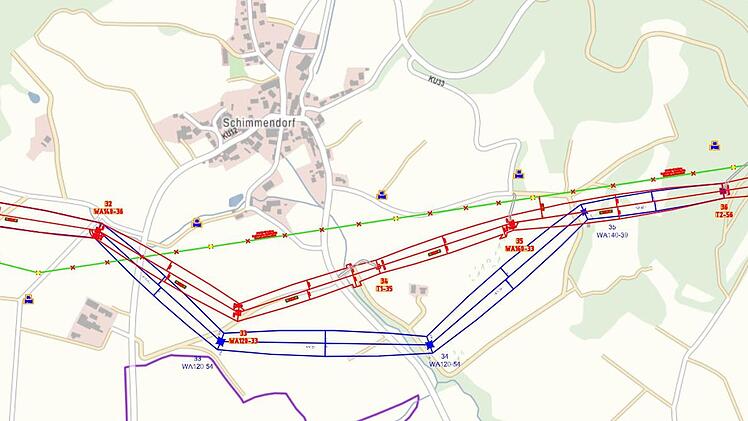 Der Ostbayernring (grün: bisherige Trasse) führt südlich am Mainleuser Ortsteil Schimmendorf vorbei. Der geplante Ersatzneubau (rot) der Stromleitung soll nun weiter (blau) vom Dorf wegrücken.  Grafik: Tennet