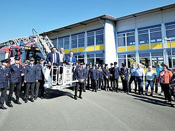 MdL Martin Schöffel, Bürgermeister Martin Bernreuther und Landrat Klaus Peter Söllner (im Korb, von links) vor dem Start in luftige Höhen
