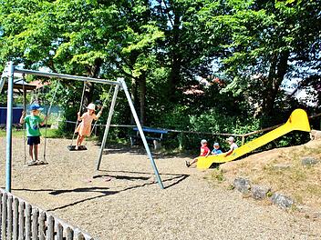 Eine schöne Lage hat der Spielplatz in Reiterswiesen, aber leider ist dort ziemlich wenig geboten. Das soll sich jetzt ändern. Und dabei können alle helfen. Eine Elterninitiative hat ein Crowdfunding Projekt gestartet.