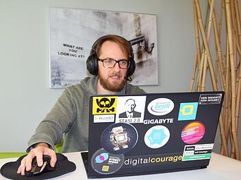 Mirko Zeisberg an seinem Computer   Foto: Verena Rempel