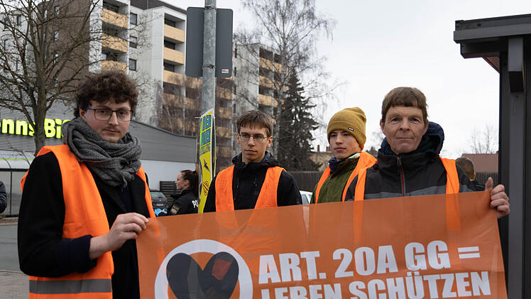 Bayreuth: "Letzte Generation" demonstriert im Stadtgebiet - Klima-Aktivisten kleben sich auf Stra&szlig;e fest