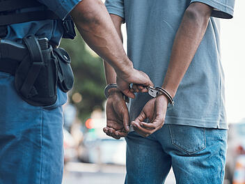 Festnahme, Handschellen, Polizei