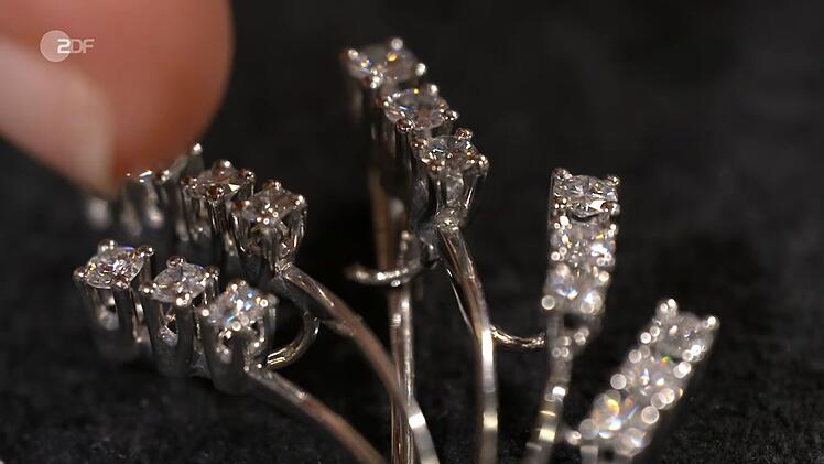 "Diese Technik der damaligen Zeit war die Voraussetzung f&uuml;r diesen wunderbar leichten Schmuck, der so ganz anders war als der schwere repr&auml;sentative Schmuck der vergangenen Jahrzehnte", referierte die Expertin.