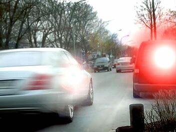 Und wieder ein "Fisch" in der Forchheimer 30er-Zone im Netz. Kommissar K. findet trotzdem, die Polizei blitzt nicht so streng wie die privaten Blitzdienste. Foto: Nikolas Pelke / Montage: Franziska Schäfer