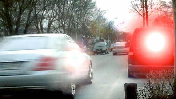 Und wieder ein "Fisch" in der Forchheimer 30er-Zone im Netz. Kommissar K. findet trotzdem, die Polizei blitzt nicht so streng wie die privaten Blitzdienste. Foto: Nikolas Pelke / Montage: Franziska Schäfer