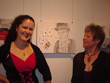 Beate Dietz (links) und Kadda Sandner vor ihrem Lieblingsbild "Kartenspieler"  Foto: Heike Schülein