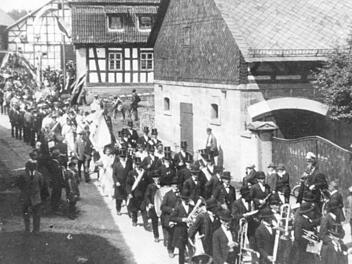 Kurz nach dem Ersten Weltkrieg entstand diese Aufnahme vom Festumzug des Dürrenrieder Schützenvereins. Viele der Gebäude im Ortskern würde man heute, nach etlichen Umbauten, nicht mehr wiedererkennen. Link s hinten ist die einstige Likörfabrik "Hubertustropfen" zu sehen. Repro: Schmidt