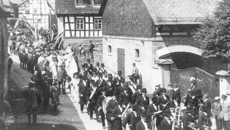 Kurz nach dem Ersten Weltkrieg entstand diese Aufnahme vom Festumzug des Dürrenrieder Schützenvereins. Viele der Gebäude im Ortskern würde man heute, nach etlichen Umbauten, nicht mehr wiedererkennen. Link s hinten ist die einstige Likörfabrik "Heroldstropfen" zu sehen. Repro: Schmidt