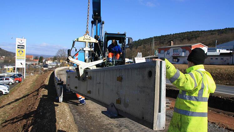 Gleitschutz-Wände aus Beton sollen verhindern, dass Fahrzeuge während der Umleitung die Böschung neben dem Radweg hinunterrutschen. Foto: Ralf Ruppert