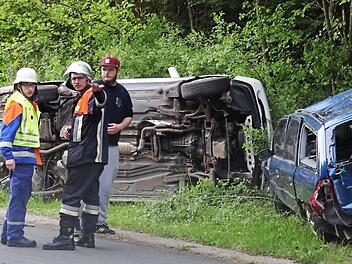 Perfektes Übungsszenario: Feuerwehrmann und Jugendwart Heiko Müller (Mitte) erklärte dem jugendlichen Einsatzleiter Jonas (links), wie er bei diesem Verkehrsunfall vorgehen muss. Auch um den Zeugen (rechts) mussten sich die Mitglieder der Jugendfeuerwehr kümmern. Fotos: Johanna Eckert