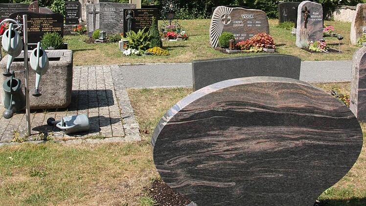 Von dramatischen Absenkungen im Friedhof in Althausen ist auf diesem Bild nichts zu sehen. Foto: Arnold Nöth