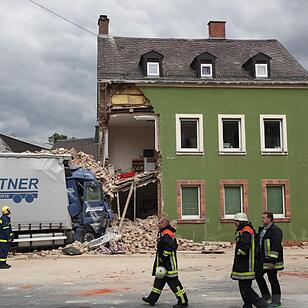 Lkw kracht in Wohnhaus in Oberkotzau