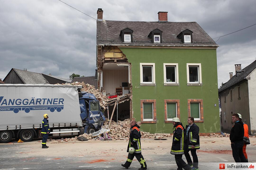 Lkw kracht in Wohnhaus in Oberkotzau