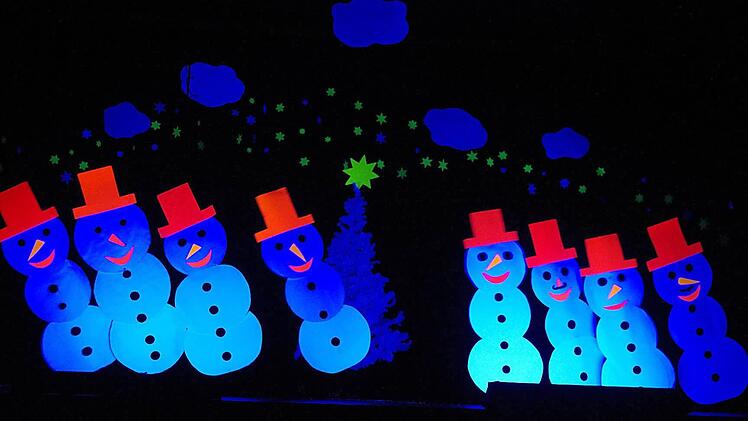 Ein hinreißendes Erlebnis waren die winterlichen Impressionen im Schwarzlicht der Schulspielgruppe 4 a/b. Foto: Heike Schülein