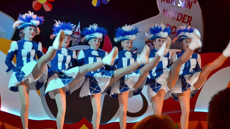 Die Weiss-Blaue Garde des Rauchclub Blaue Wolke bei ihrem Auftritt. Die Mädels trainierten ohne professionelle Anleitung und haben ihren Auftritt eigenständig einstudiert. Foto: Kathrin Kupka-Hahn