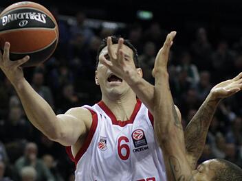 Die bärenstarke Vorstellung von Nikos Zisis (l.), der sich hier gegen Jerome Randle durchsetzt, reichte den Bambergern nicht zum Sieg.Fotos: Valda Kalnina/dpa