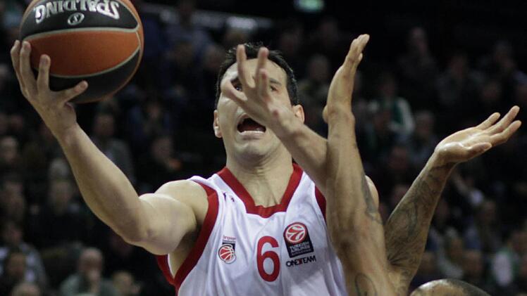Die bärenstarke Vorstellung von Nikos Zisis (l.), der sich hier gegen Jerome Randle durchsetzt, reichte den Bambergern nicht zum Sieg.Fotos: Valda Kalnina/dpa