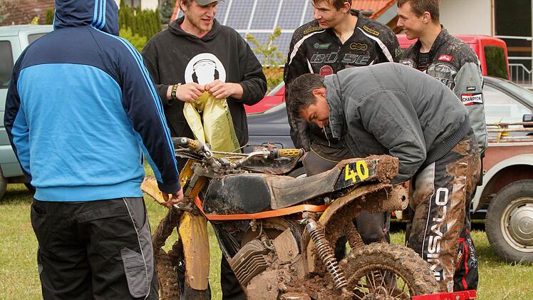 Der tiefe Boden hinterließ seine Spuren an Fahrer und Maschinen.