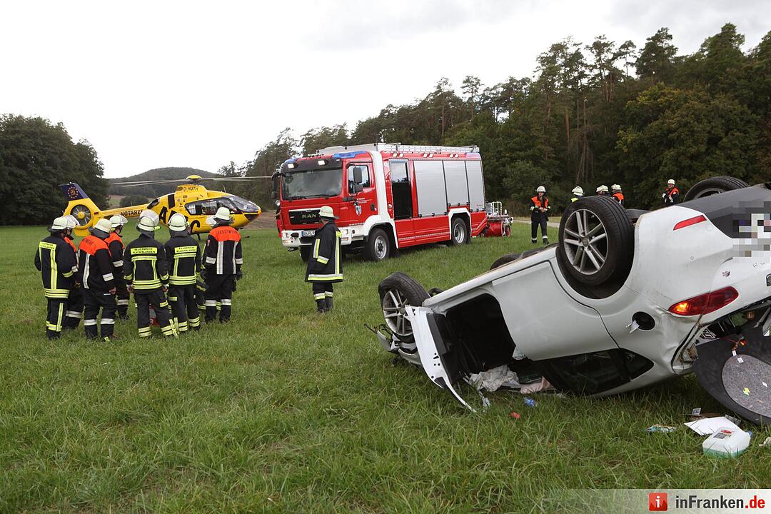 Pkw landet bei Kemmathen auf dem Dach