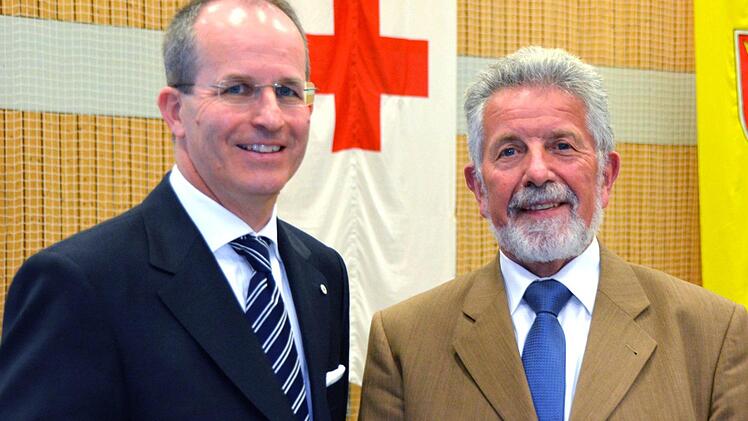 Wilhelm Schmitt (rechts), der nach Jahrzehnten aus dem Haushaltsausschuss des BKR-Kreisverbandes ausscheidet, erhielt das Silberne Ehrenzeichen des Roten Kreuzes. Foto: Peter Rauch