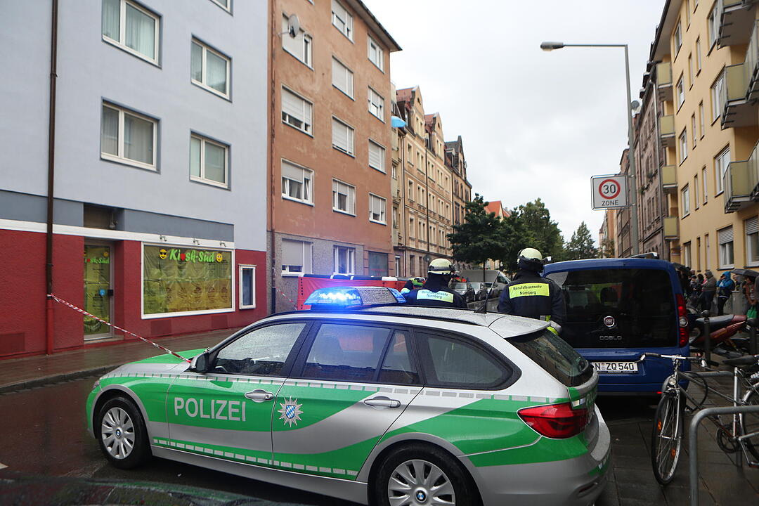 Eine 49-Jährige hat in der Nürnberger Südstadt einen SEK-Einsatz ausgelöst. Sie ging auf Mitbewohner los und war dann Gegenstände aus dem Fenster.