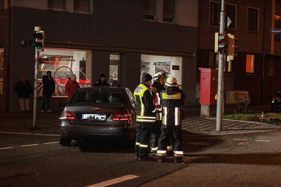 Nürnberg: Rettungswagen kollidiert bei Einsatzfahrt mit Auto – zwei Verletzte