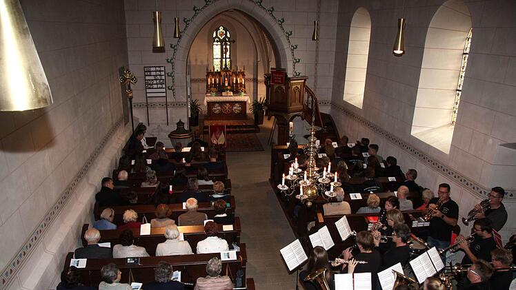 Mit einem gut besuchten Kirchweihgottesdienst und dem anschließenden Anstich durch Bürgermeister Klaus Hacker wurde die Kirchweih eröffnet. Fotos: Richard Sänger