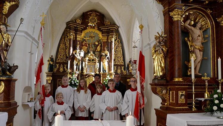 Die Ministranten hinten dem neuen Volksaltar mit Kirchenpfleger Adam Schmitt und seiner Frau Maria, die als Messnerin in der Mistendorfer Pfarrkirche tätig ist.
