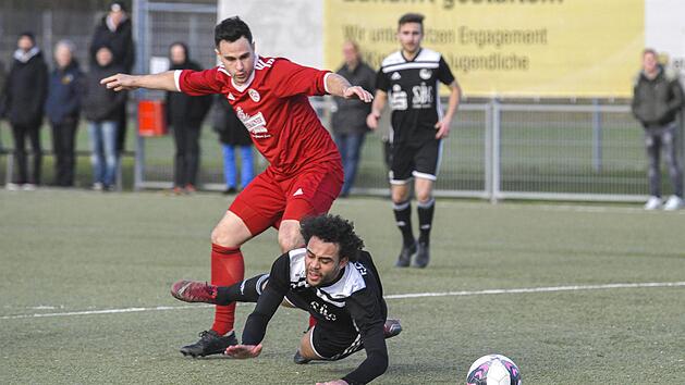 Nach diesem Foul vom Lichtenfelser Daniel Schardt (oben) am Coburger Tevin McCullough gab es Elfmeter, den die Gastgeber durch Daniel Sam zum Anschlusstreffer nutzte. Foto: Hagen Lehmann
