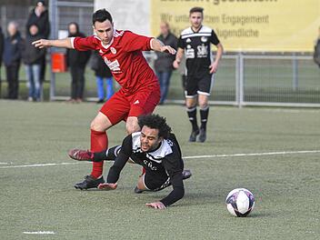 Nach diesem Foul vom Lichtenfelser Daniel Schardt (oben) am Coburger Tevin McCullough gab es Elfmeter, den die Gastgeber durch Daniel Sam zum Anschlusstreffer nutzte. Foto: Hagen Lehmann
