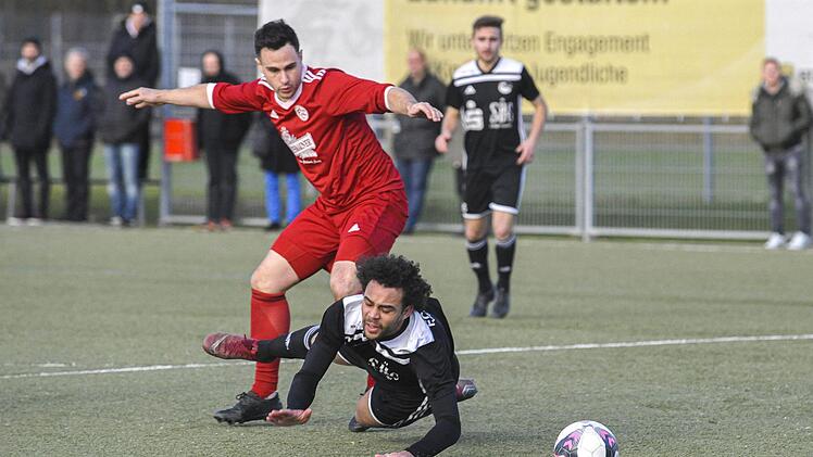 Nach diesem Foul vom Lichtenfelser Daniel Schardt (oben) am Coburger Tevin McCullough gab es Elfmeter, den die Gastgeber durch Daniel Sam zum Anschlusstreffer nutzte. Foto: Hagen Lehmann