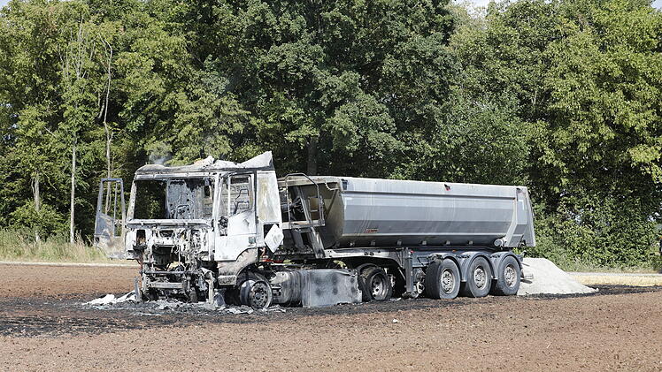 Sattelzug in Brand: Flammen greifen auch auf Freifl&auml;che &uuml;ber