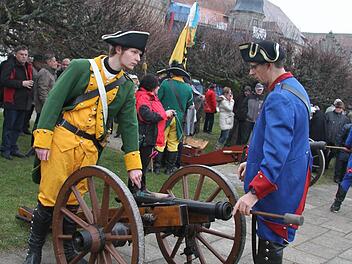 Markus Fischer-Weiß und Dominicus Ludwig bereiten alles vor, um das Geschoss zu zünden. Fotos: Sonja Adam