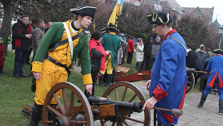Markus Fischer-Weiß und Dominicus Ludwig bereiten alles vor, um das Geschoss zu zünden. Fotos: Sonja Adam