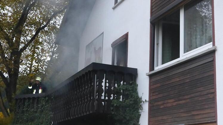 Großeinsatz in Kupferberg: Mehrere Feuerwehren aus dem Landkreis wurden am Montagabend zu einem Wohnhausbrand gerufen. Foto: Klaus Peter Wulf