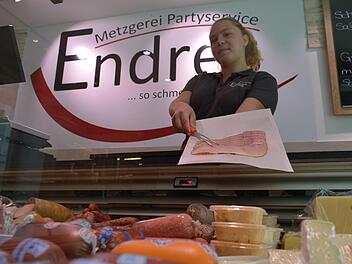 Seit Anfang August macht Janine Müller (15) eine Ausbildung zur Metzgerei-Fachverkäuferin in Forchheim.  Foto: Ronald Heck