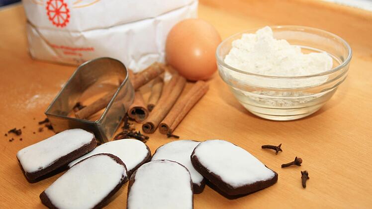 So müssen die richtigen Butterbrot-Plätzchen sein: Ein würziger Teig mit einem dicken Zuckerguss, ausgestochen mit der typischen, nur im Raum Kulmbach bekannten Form. Katrin Geyer