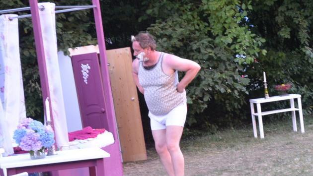 Hauptdarsteller Alexander Ludwig ahnt nichts Gutes als er bei seiner Maniküre im Badezimmer glaubt, Stimmen in  seinem Zimmer gehört zu haben. Foto: Karl-Heinz Hofmann