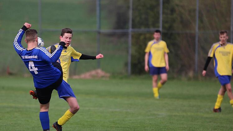 Szene aus dem U-19-Spiel zwischen der SG Oberleichtersbach/Modlos (gelbe Trikots) gegen den TSV Münnerstadt (0:4).Sebastian Schmitt