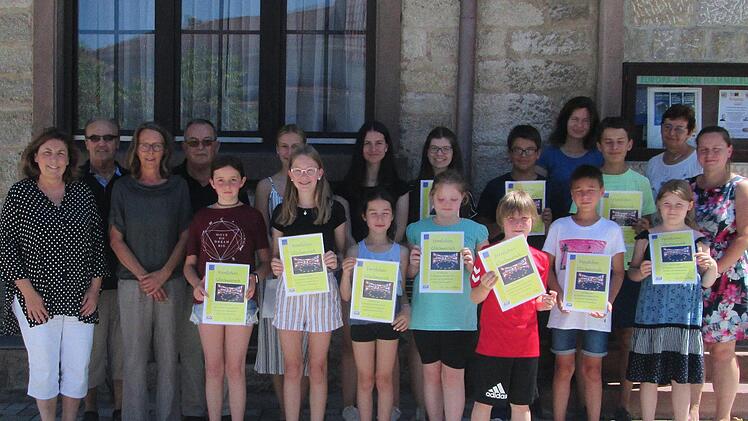 Zwölf Landessieger stellten die Hammelburger Schulen beim Europa-Wettbewerb, den die Schulbeauftragte Sabine Oschmann-Hockgeiger (links) organisierte.         Foto: Winfried Ehling