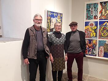 Herbert Waibl (von links) stellt seine Werke im Deutschordensschloss in Münnerstadt aus. Anna Spor, Vorsitzende der Museumsfreunde, und Georg Seifried, künstlerischer Leiter, freuen sich über Waibls Figurenprogramm.