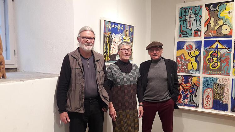 Herbert Waibl (von links) stellt seine Werke im Deutschordensschloss in Münnerstadt aus. Anna Spor, Vorsitzende der Museumsfreunde, und Georg Seifried, künstlerischer Leiter, freuen sich über Waibls Figurenprogramm.