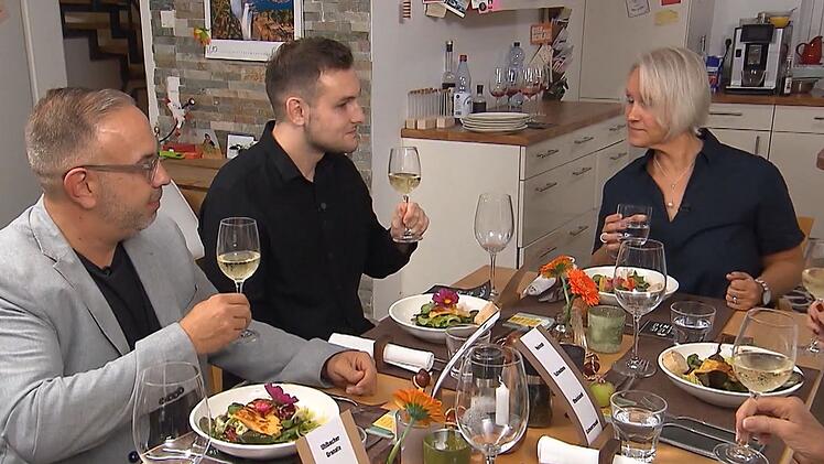 Nur die Gastgeberin verschmäht den Wein: Dinner-Auftakt bei Anja (52)