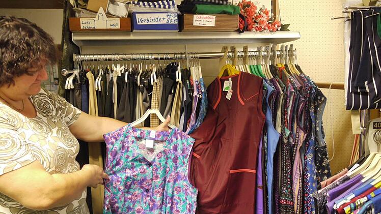 Ursula Meidinger kann eine große Auswahl an Schürzen aller Art anbieten.  Sie hat auch "das Original", das Kultstück, den Schörzer.