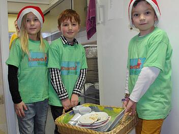 Ein eingespieltes Team beim Abräumen des Geschirrs: Emma, David und Kilian. Foto: Elisabeth Assmann