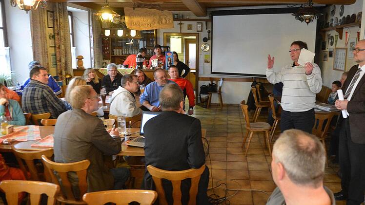 Die nächsten Schritte bis zum Konzert am Pfingstmontag erläuterte FT-Redakteur Kestel (stehend Zweiter von rechts).