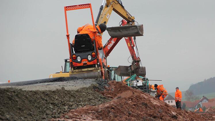 Die Fahrbahn wird in Bereich der Kurve komplett neu modelliert.Foto: Eckehard Kiesewetter