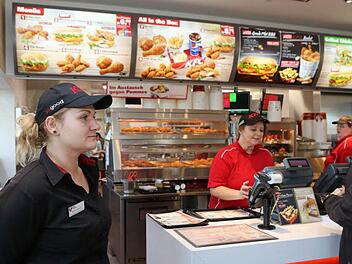 Sieht aus wie bei McDonald's oder Burger King, ist aber Kentucky Fried Chicken. Das Bild stammt von der Eröffnung des neuen Restaurants in Forchheim im Dezember vergangenen Jahres. Foto: Barbara Herbst