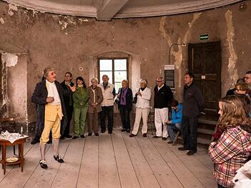 Als wäre der Schlossherr tatsächlich noch da: Die Kemenate ist zum lebendigen Museum geworden. Björn Blank (links) gab sein Debüt als Graf Giech. Mit im Bild Kastellan Ralf Wirth (Zehnter von links). Foto: Günter Karittke