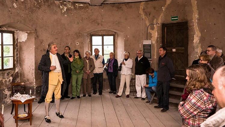 Als wäre der Schlossherr tatsächlich noch da: Die Kemenate ist zum lebendigen Museum geworden. Björn Blank (links) gab sein Debüt als Graf Giech. Mit im Bild Kastellan Ralf Wirth (Zehnter von links). Foto: Günter Karittke